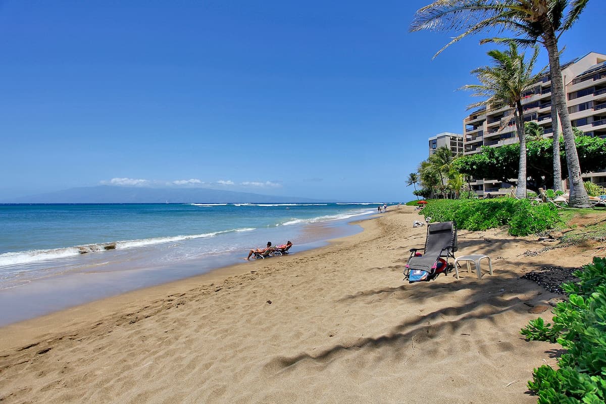 Condo in Lahaina · ★4.82 · 3 bedrooms · 8 beds · 3 private baths - Photo 4