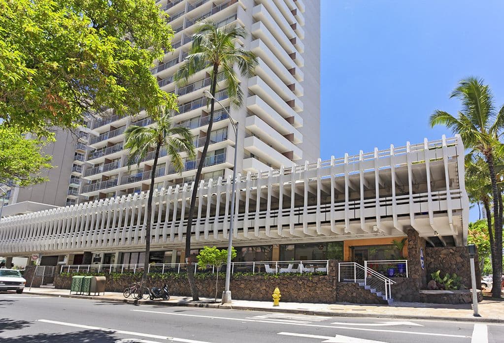Heart of Waikiki walk to Beach with Parking & Pool - Photo 4