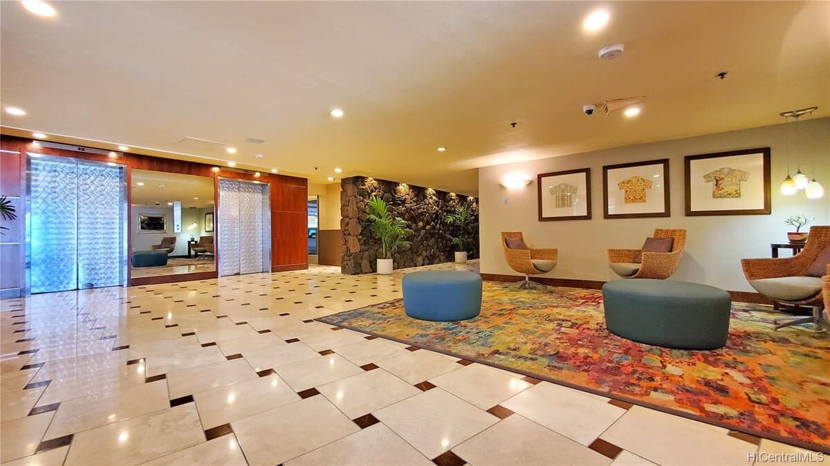 Heart of Waikiki walk to Beach with Parking & Pool - Photo 1