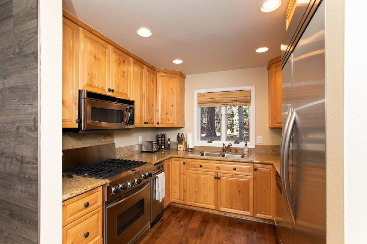 Townhouse in Incline Village · ★4.95 · 2 bedrooms · 2 beds · 2.5 private baths - Photo 4