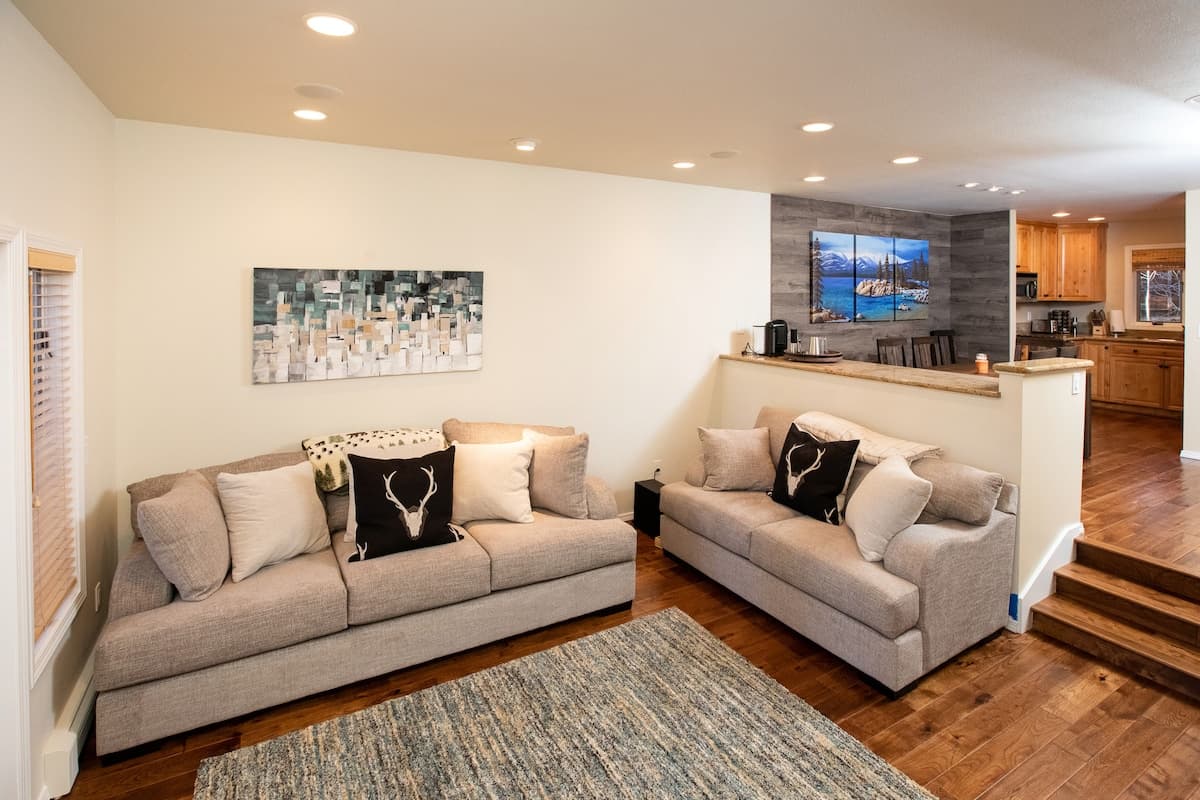Townhouse in Incline Village · ★4.95 · 2 bedrooms · 2 beds · 2.5 private baths - Photo 3