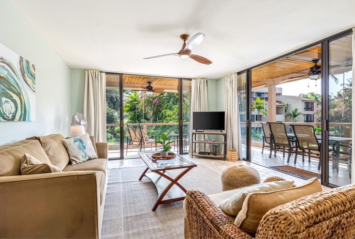 Condo in Kailua-Kona · ★4.8 · 2 bedrooms · 3 beds · 2 private baths - Photo 3