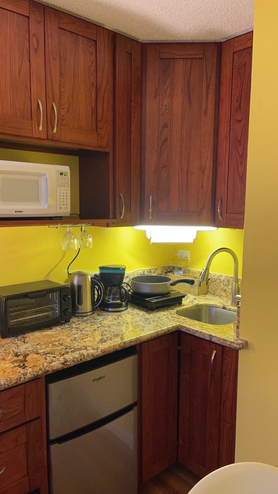 Condo in Honolulu · ★4.9 · 1 bedroom · 1 bed · 1 private bath - Photo 3