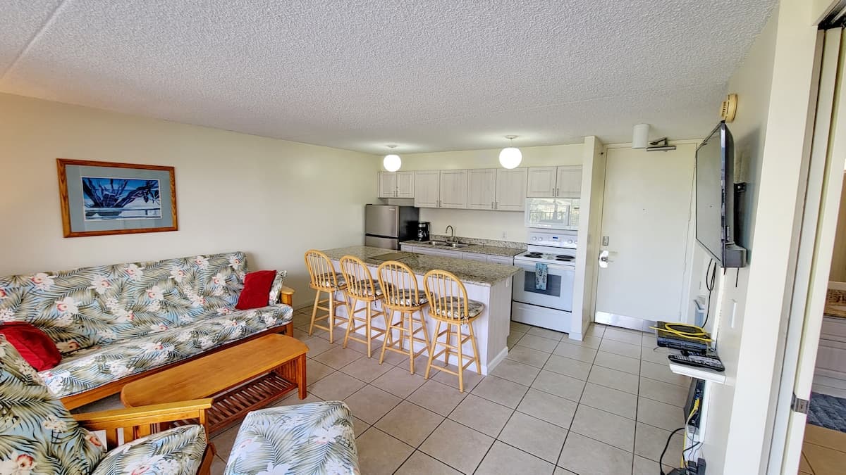 Waikiki 1 BR apartment, only a block to the Beach - Photo 1