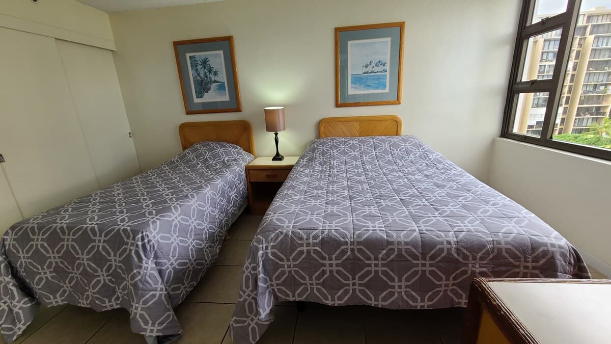Waikiki 1 BR apartment, only a block to the Beach - Photo 2