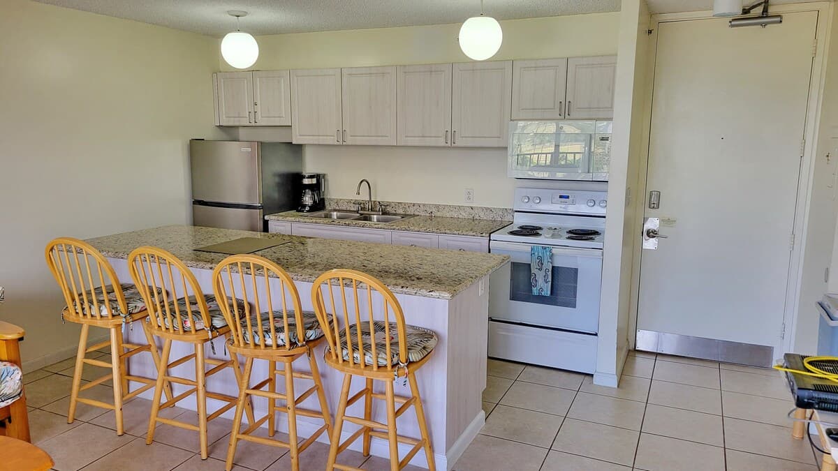 Waikiki 1 BR apartment, only a block to the Beach - Photo 3