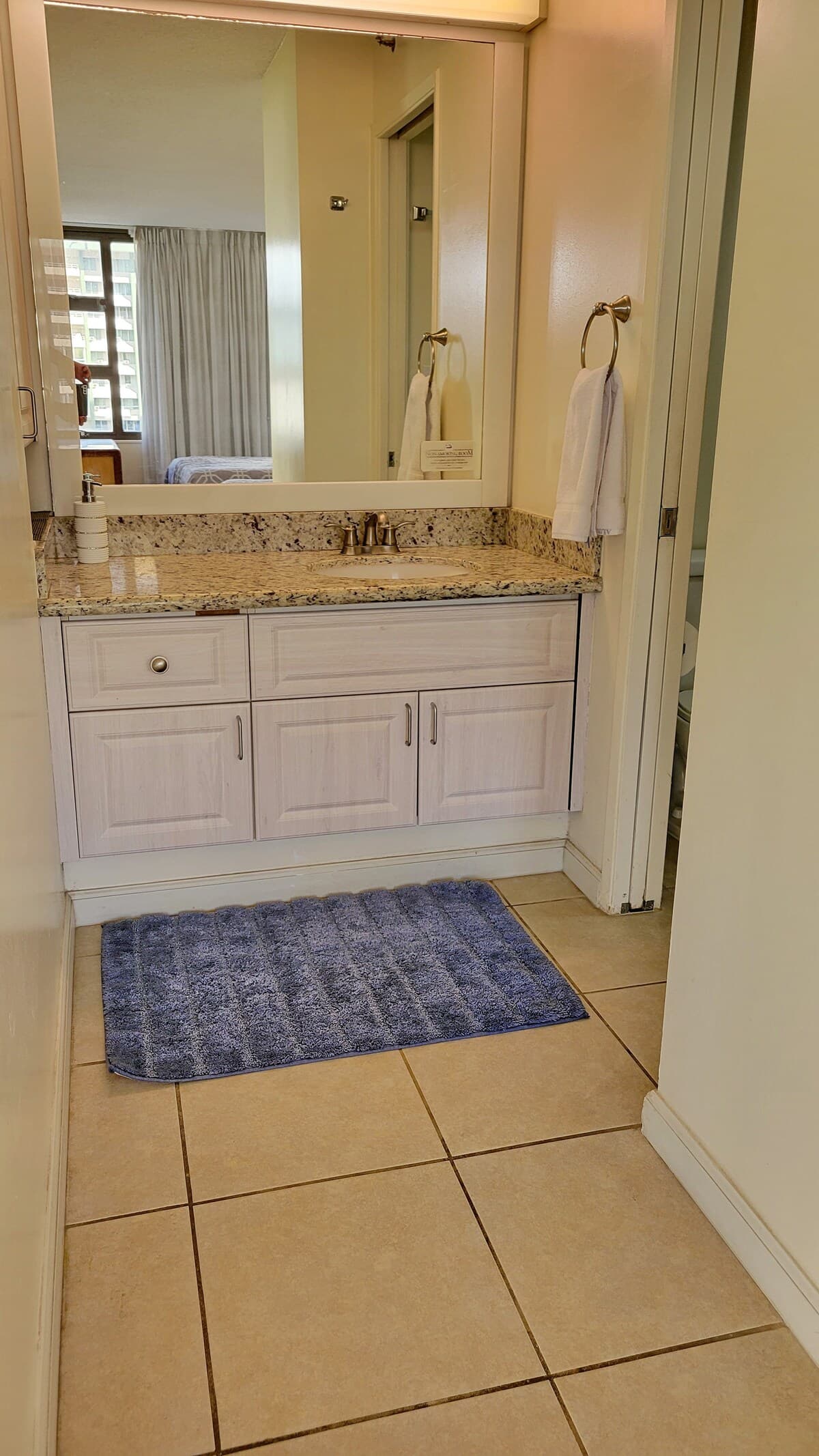 Waikiki 1 BR apartment, only a block to the Beach - Photo 5