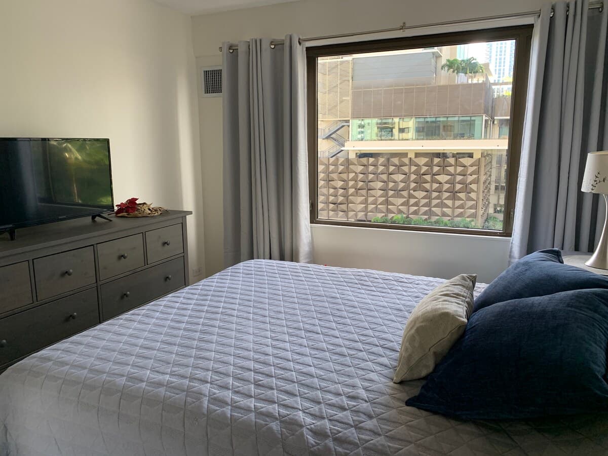 Condo in Honolulu · ★4.93 · 1 bedroom · 3 beds · 1 private bath - Photo 3