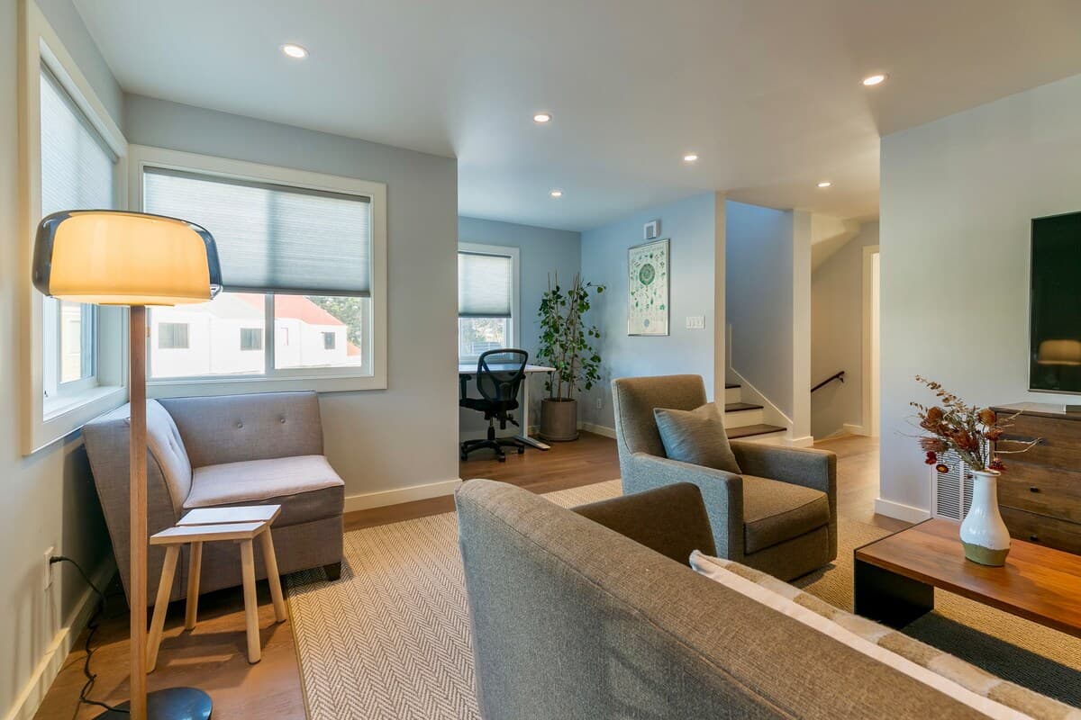 Hilltop home with skyline views, chef's kitchen - Photo 3