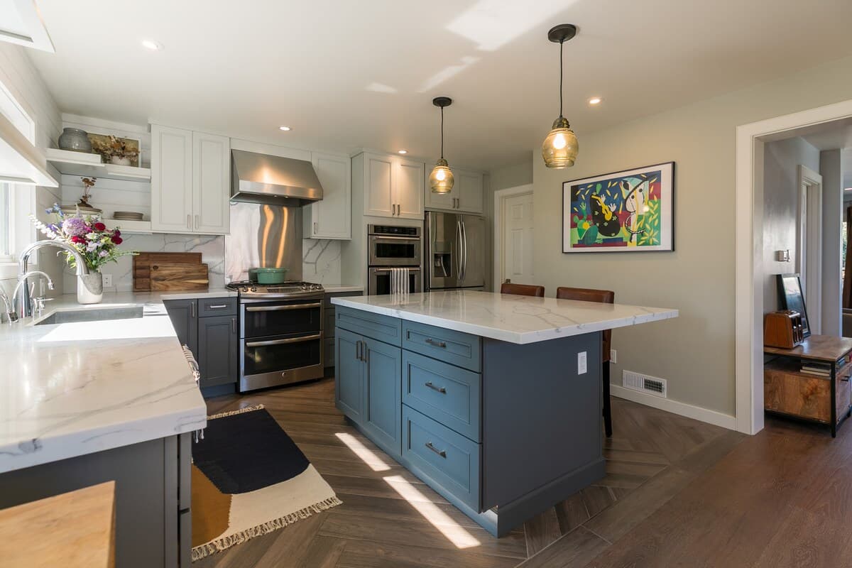Hilltop home with skyline views, chef's kitchen - Photo 5