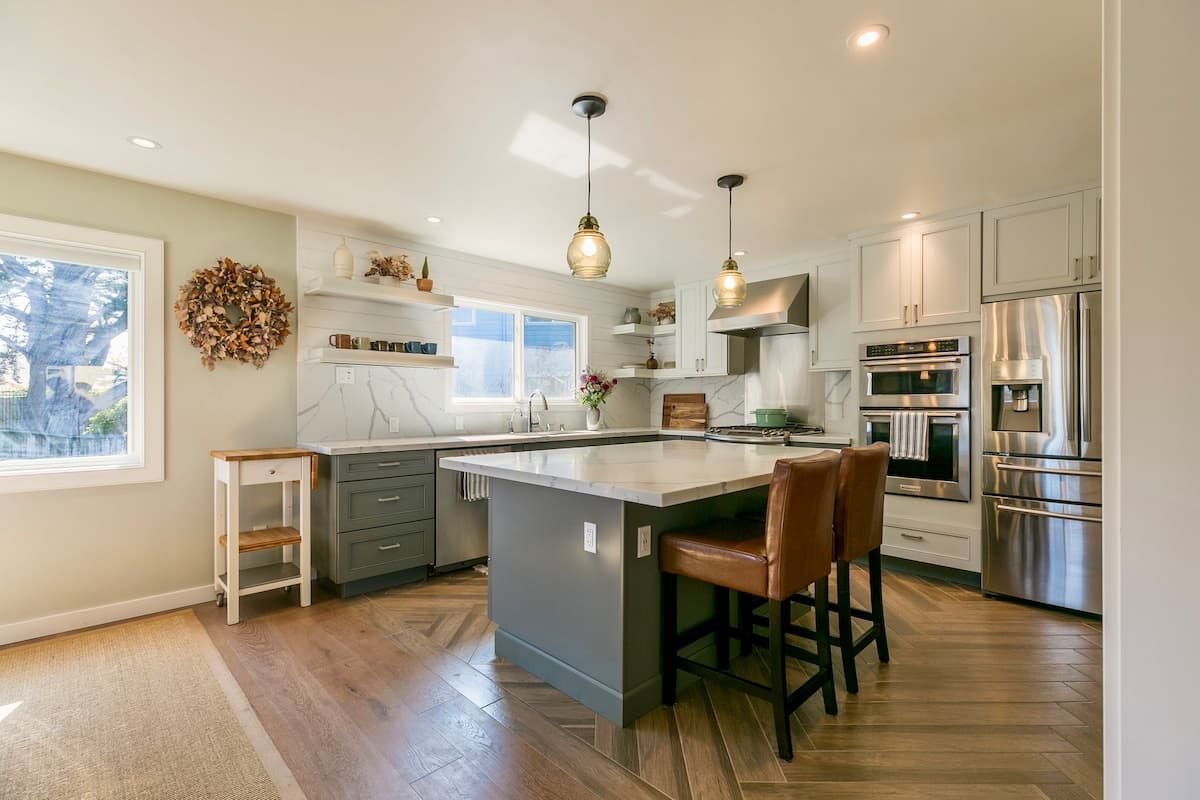 Hilltop home with skyline views, chef's kitchen - Photo 4