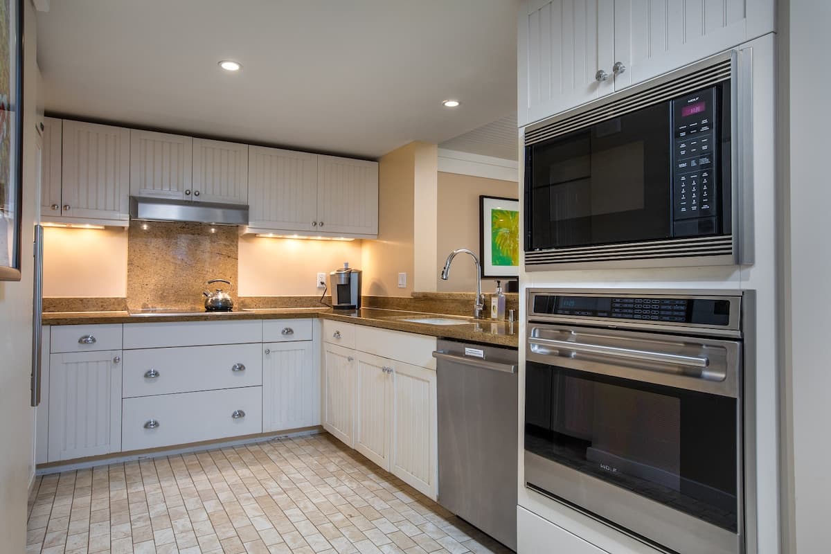 Home in Kahuku · ★4.98 · 3 bedrooms · 4 beds · 2 private baths - Photo 3