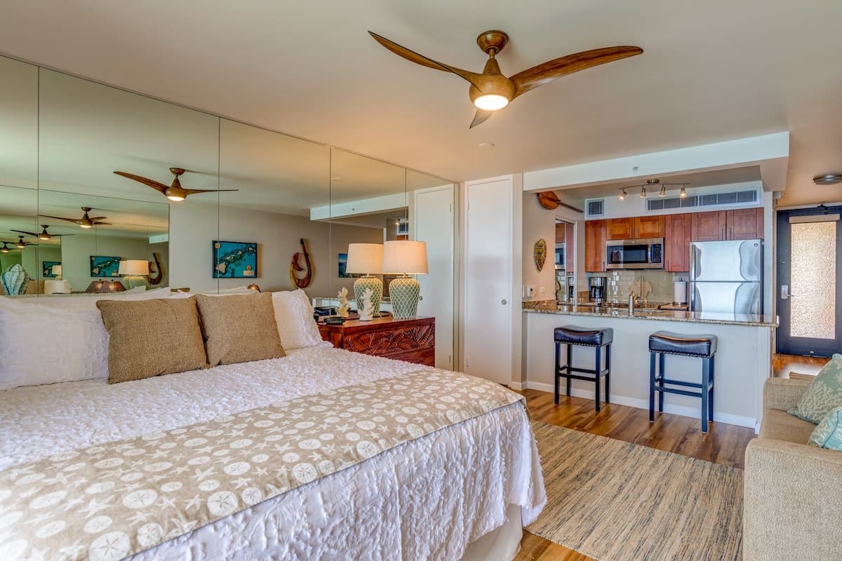 Condo in Lahaina · ★4.98 · Studio · 2 beds · 1 bath - Photo 3