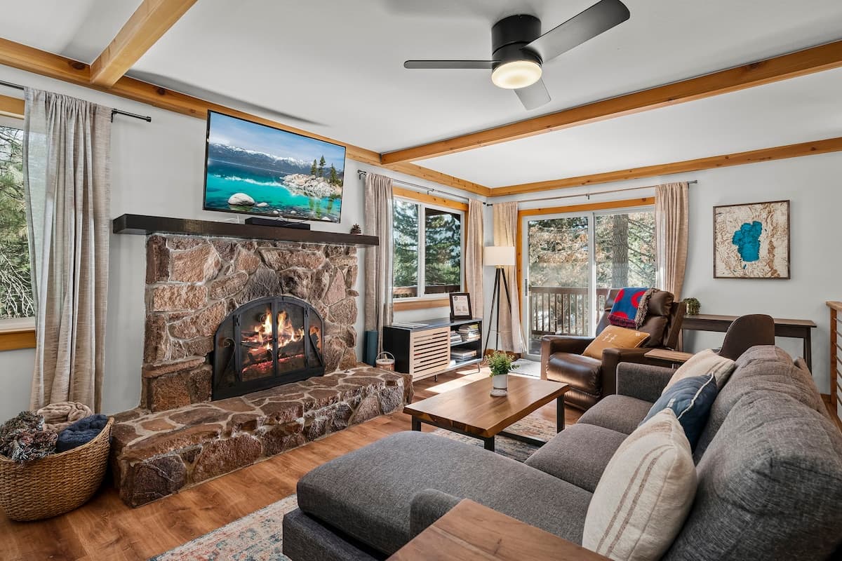 Chalet in Incline Village · ★4.94 · 3 bedrooms · 4 beds · 2 private baths - Photo 5