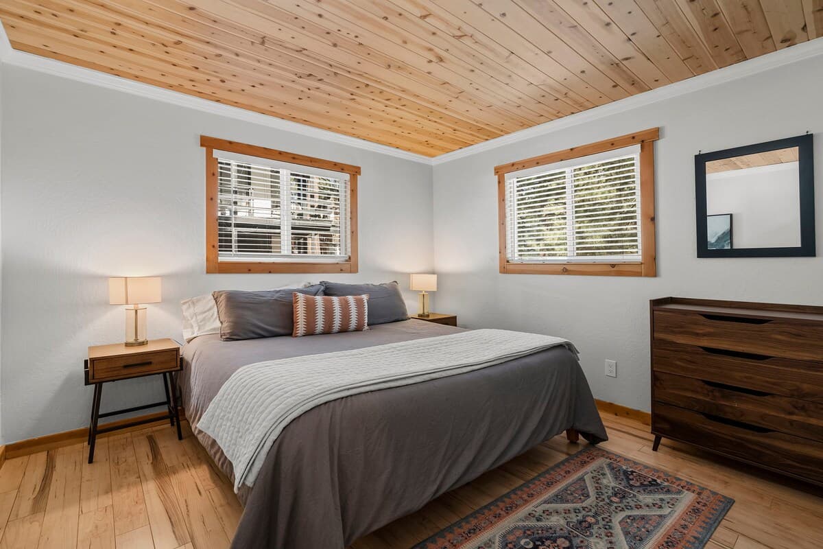 Chalet in Incline Village · ★4.94 · 3 bedrooms · 4 beds · 2 private baths - Photo 2