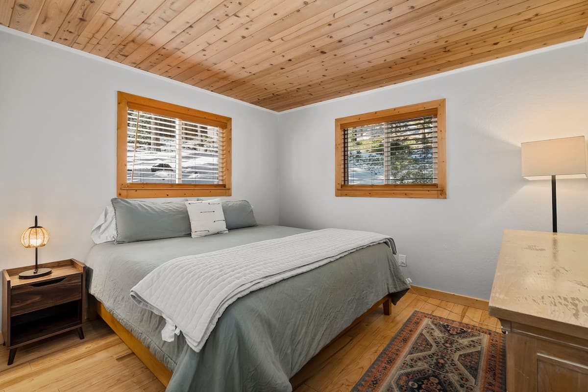Chalet in Incline Village · ★4.94 · 3 bedrooms · 4 beds · 2 private baths - Photo 3