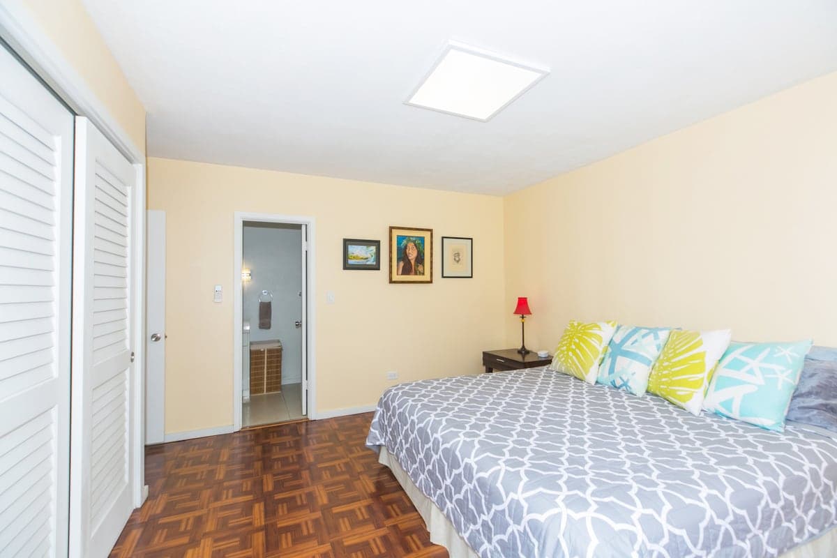 Condo in Honolulu · ★4.73 · 3 bedrooms · 4 beds · 2 private baths - Photo 2