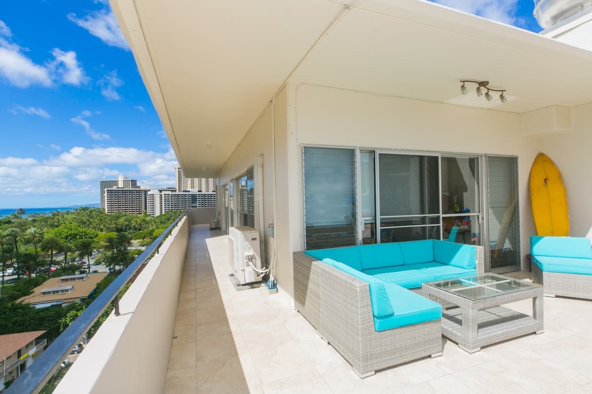 Condo in Honolulu · ★4.73 · 3 bedrooms · 4 beds · 2 private baths - Photo 4