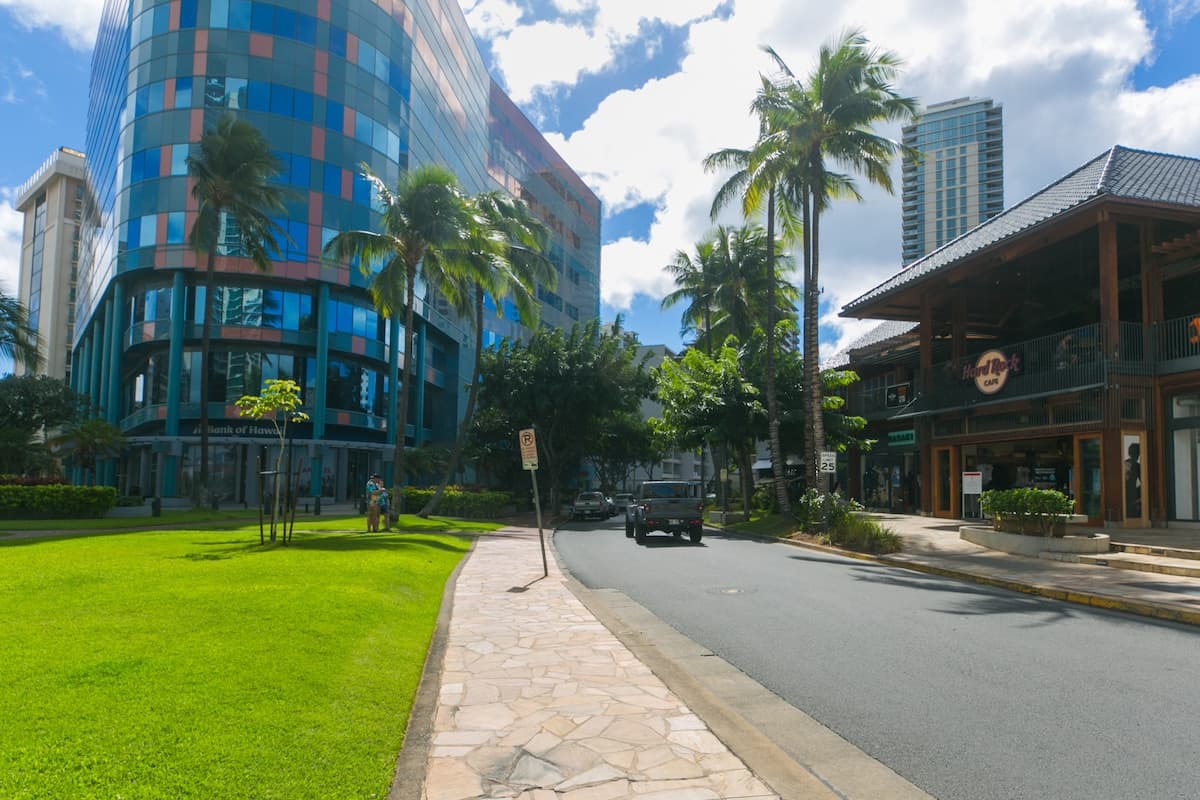 Condo in Honolulu · ★4.73 · 3 bedrooms · 4 beds · 2 private baths - Photo 5