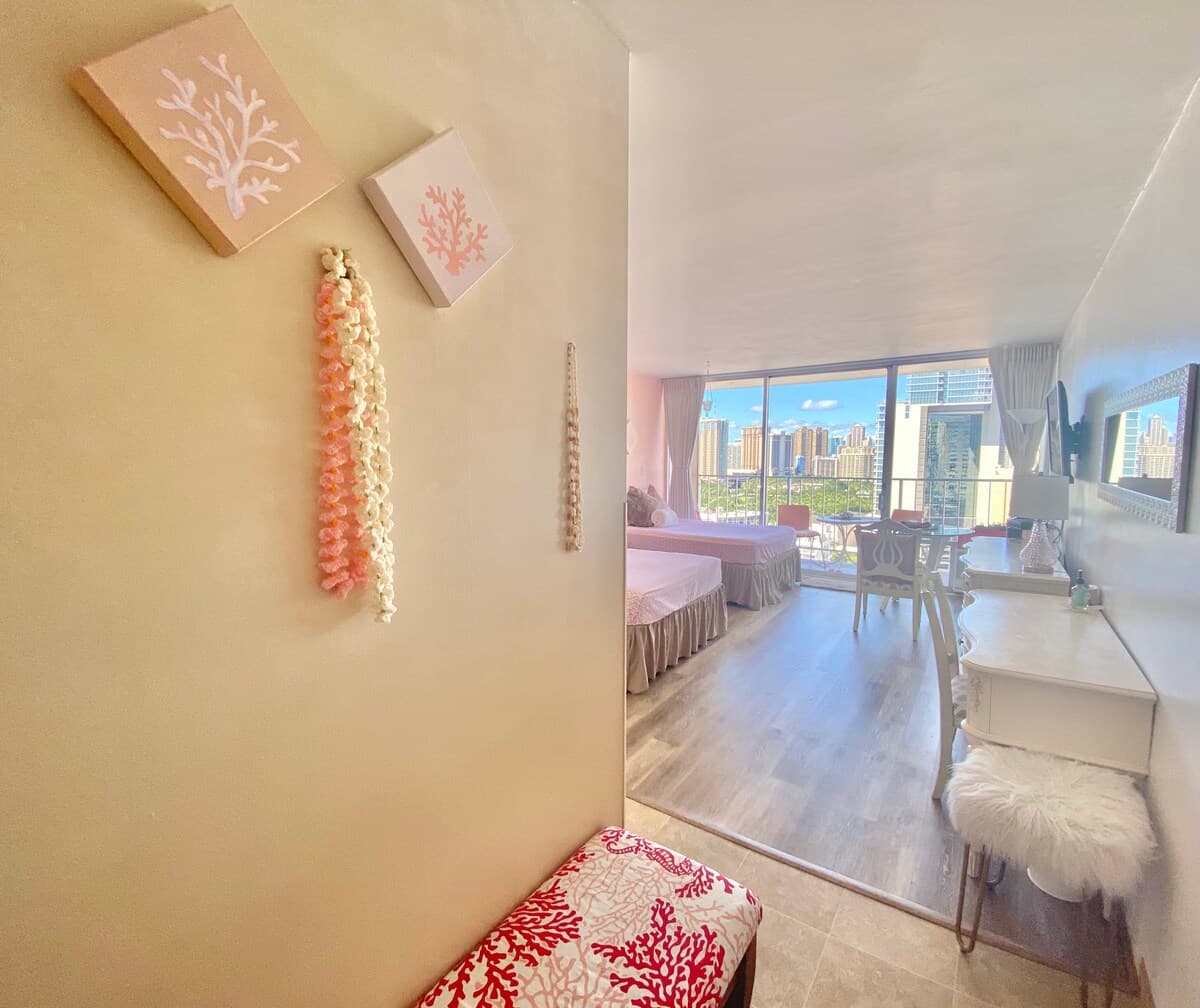 Condo in Honolulu · ★4.84 · Studio · 2 beds · 1 private bath - Photo 4