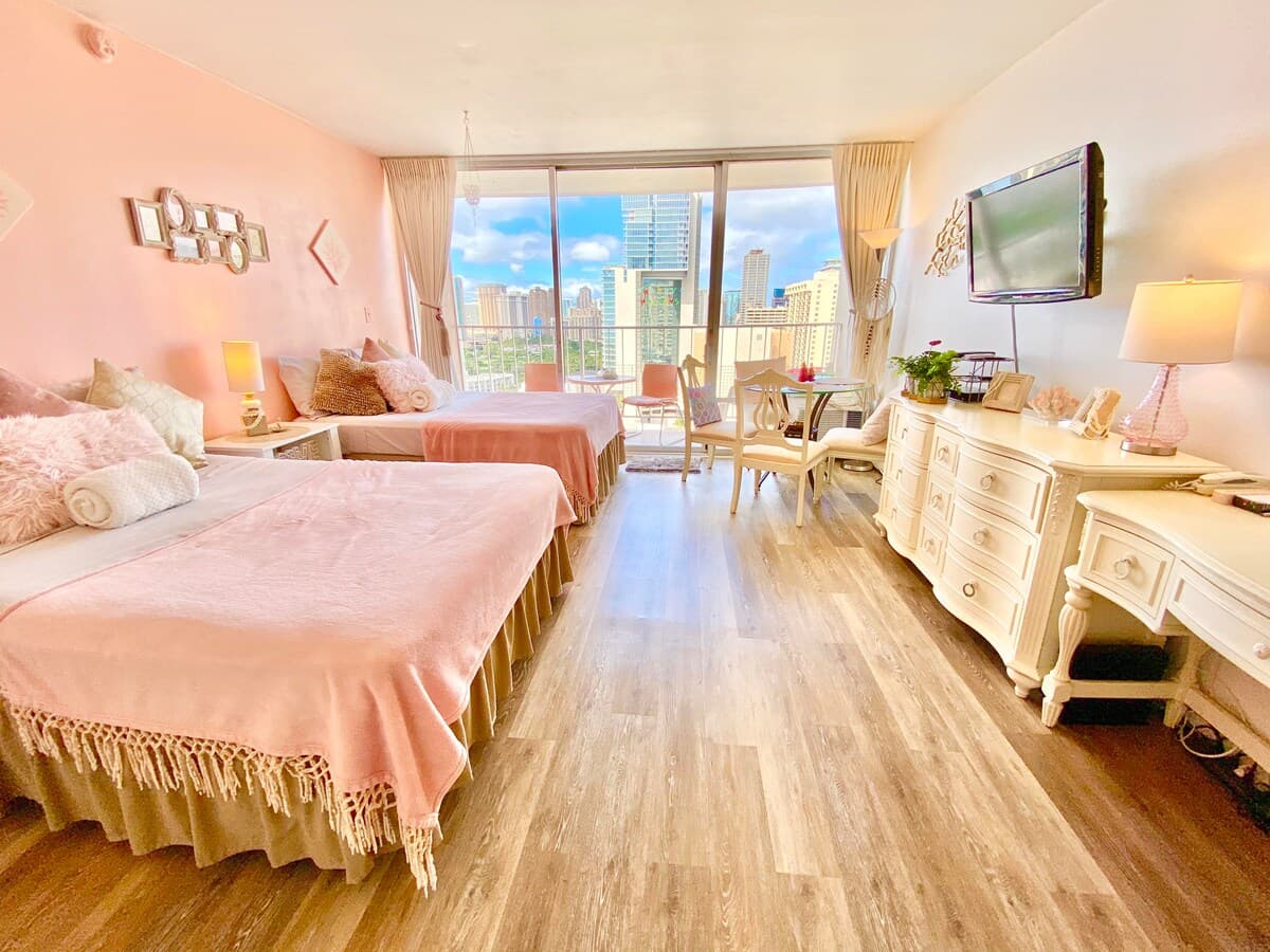 Condo in Honolulu · ★4.84 · Studio · 2 beds · 1 private bath - Photo 1