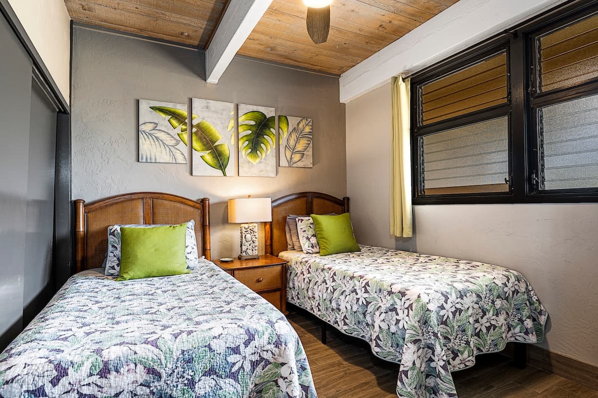 Condo in Kailua-Kona · ★4.96 · 2 bedrooms · 3 beds · 2 private baths - Photo 2