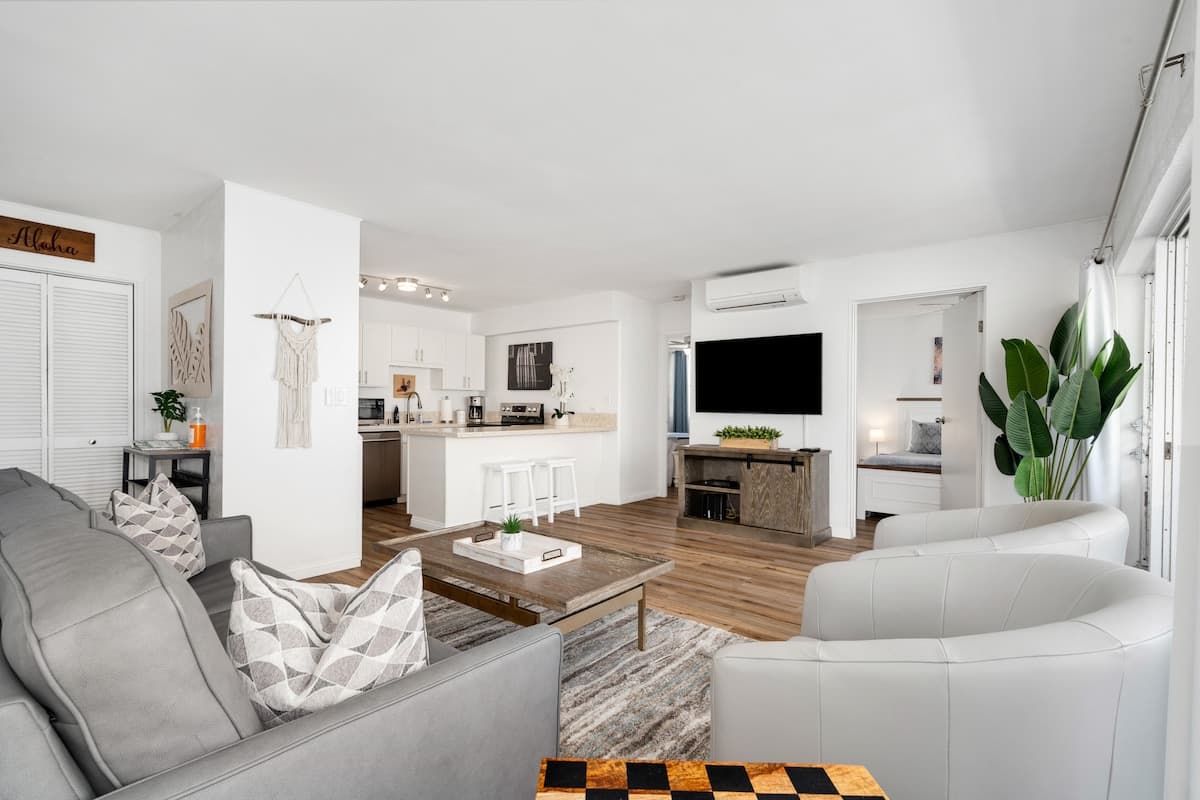 Condo in Honolulu · ★4.83 · 2 bedrooms · 3 beds · 2 private baths - Photo 2