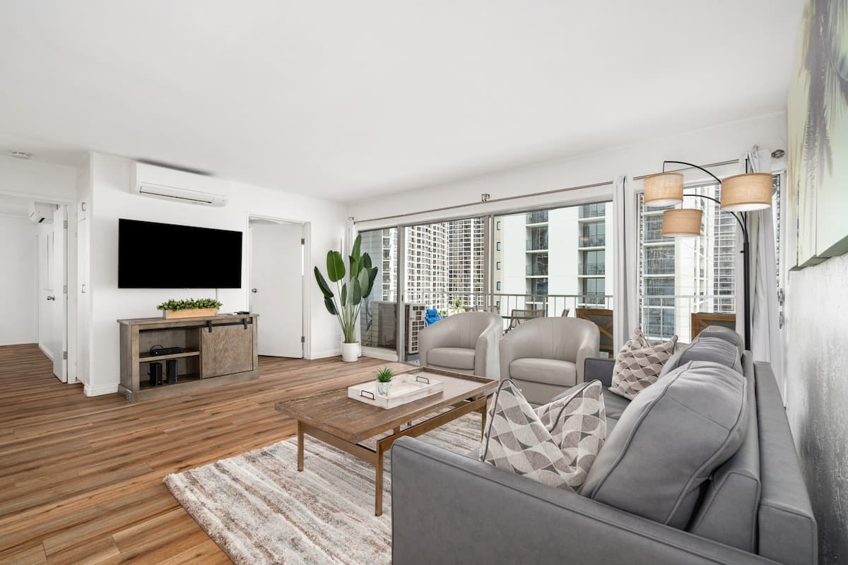 Condo in Honolulu · ★4.83 · 2 bedrooms · 3 beds · 2 private baths - Photo 1