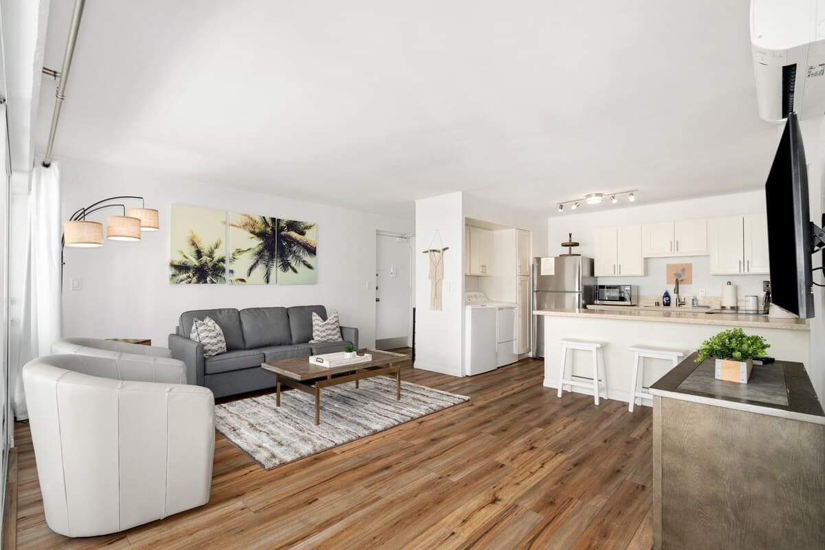 Condo in Honolulu · ★4.83 · 2 bedrooms · 3 beds · 2 private baths - Photo 4