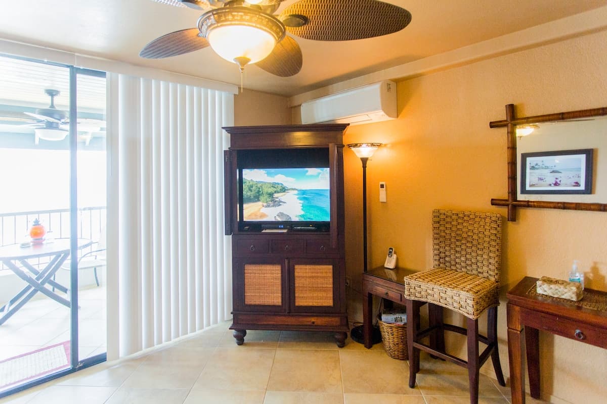 Condo in Kailua-Kona · ★4.99 · 1 bedroom · 2 beds · 1 bath - Photo 3