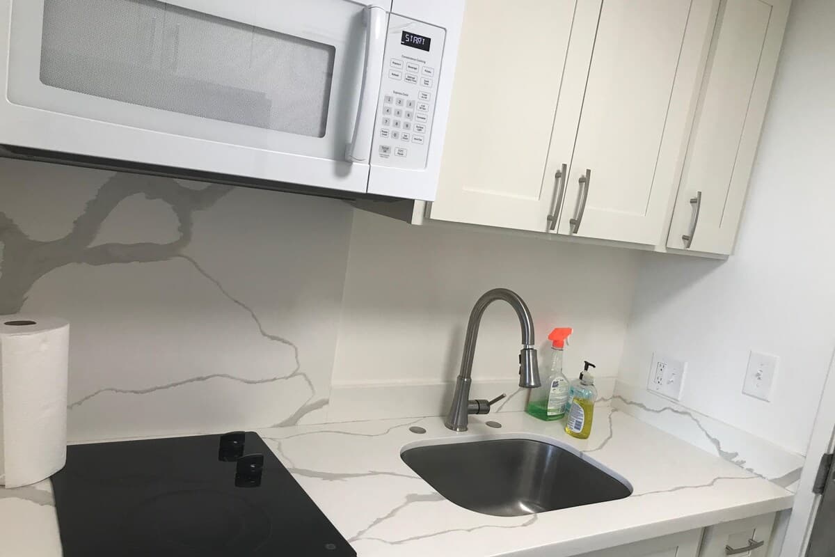 Condo in Honolulu · ★4.85 · Studio · 2 beds · 1 private bath - Photo 2