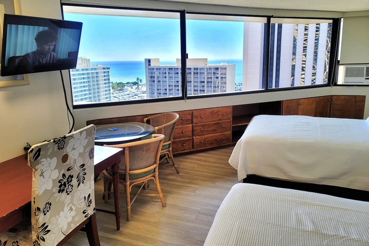 Condo in Honolulu · ★4.85 · Studio · 2 beds · 1 private bath - Photo 1