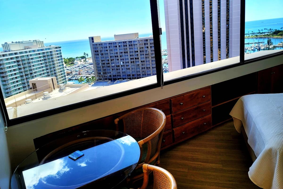 Condo in Honolulu · ★4.85 · Studio · 2 beds · 1 private bath - Photo 4