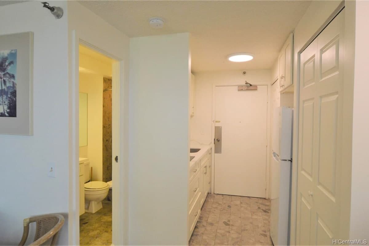 Condo in Honolulu · ★4.85 · Studio · 2 beds · 1 private bath - Photo 3