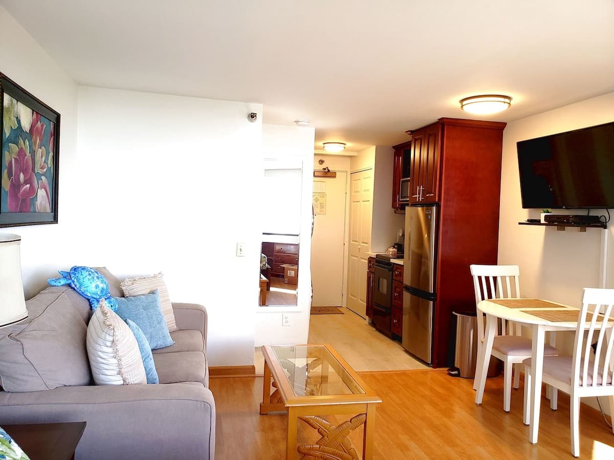 Condo in Honolulu · ★4.82 · Studio · 2 beds · 1 private bath - Photo 1