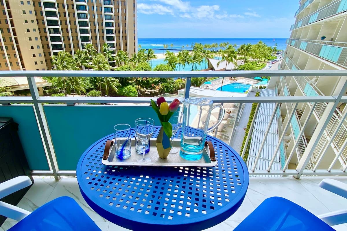 Condo in Honolulu · ★4.98 · 1 bedroom · 3 beds · 1 private bath - Photo 4