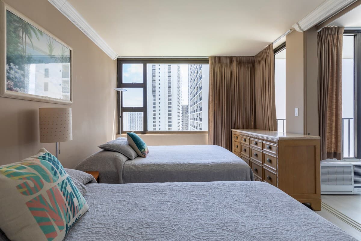 Condo in Honolulu · ★4.9 · 1 bedroom · 3 beds · 1 private bath - Photo 5