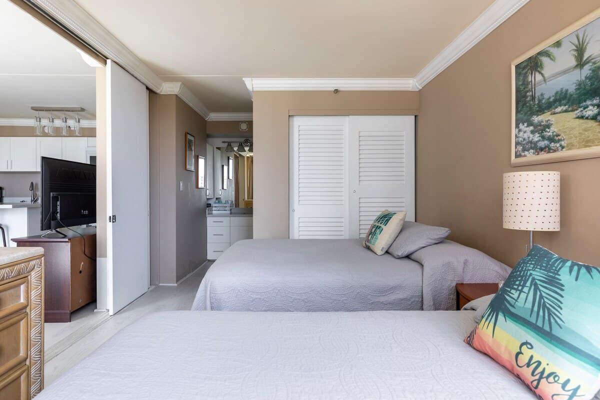 Condo in Honolulu · ★4.9 · 1 bedroom · 3 beds · 1 private bath - Photo 4