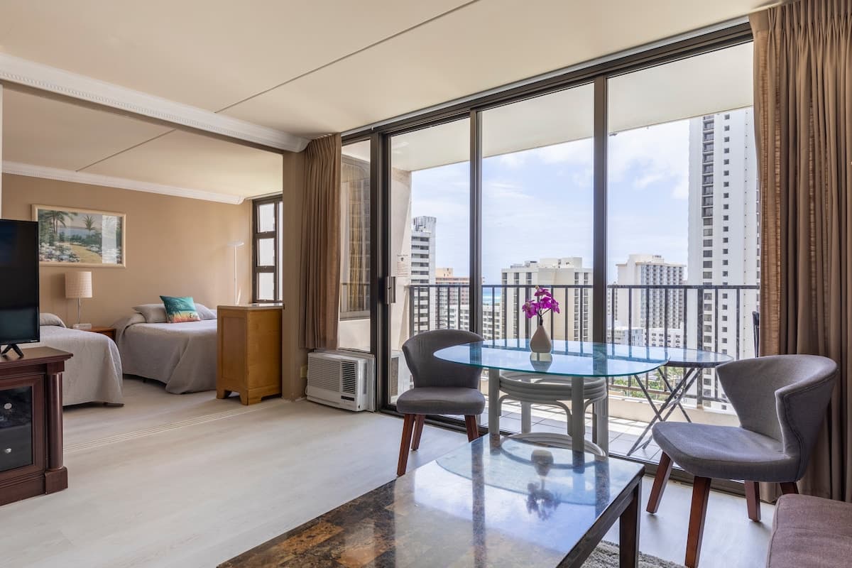 Condo in Honolulu · ★4.9 · 1 bedroom · 3 beds · 1 private bath - Photo 3