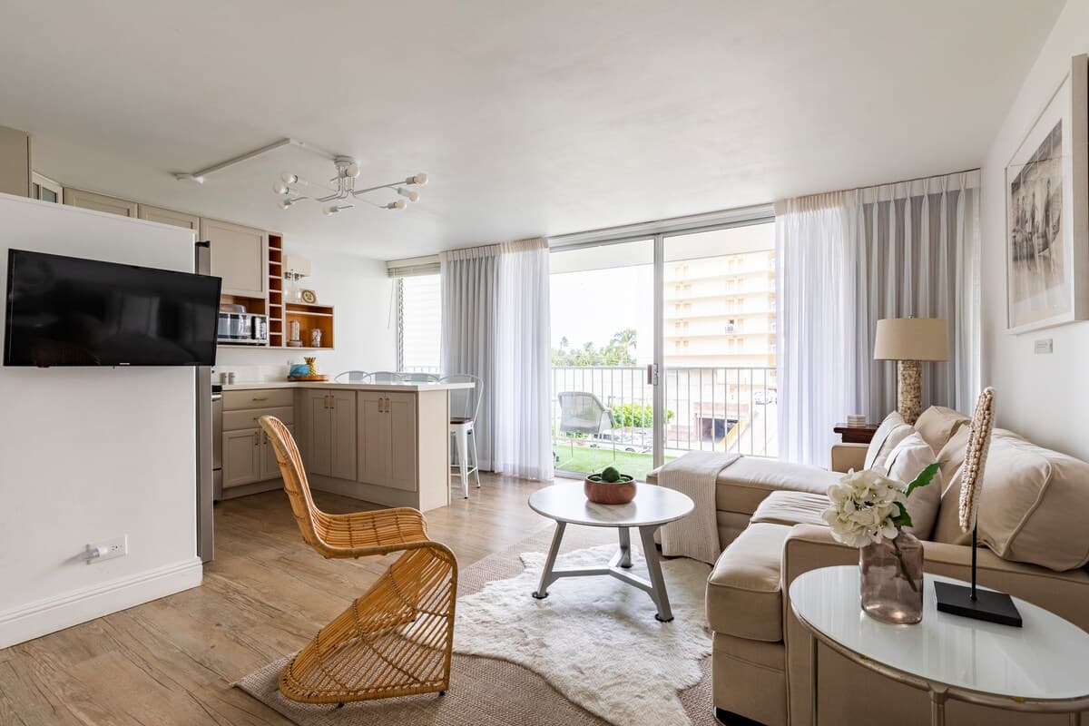 Condo in Honolulu · ★4.77 · 1 bedroom · 2 beds · 1 private bath - Photo 5