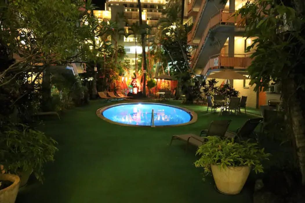 Condo in Honolulu · ★4.43 · 1 bedroom · 3 beds · 1 shared bath - Photo 4