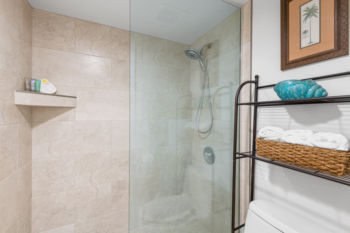Condo in Kihei · ★4.94 · 1 bedroom · 2 beds · 1 private bath - Photo 5