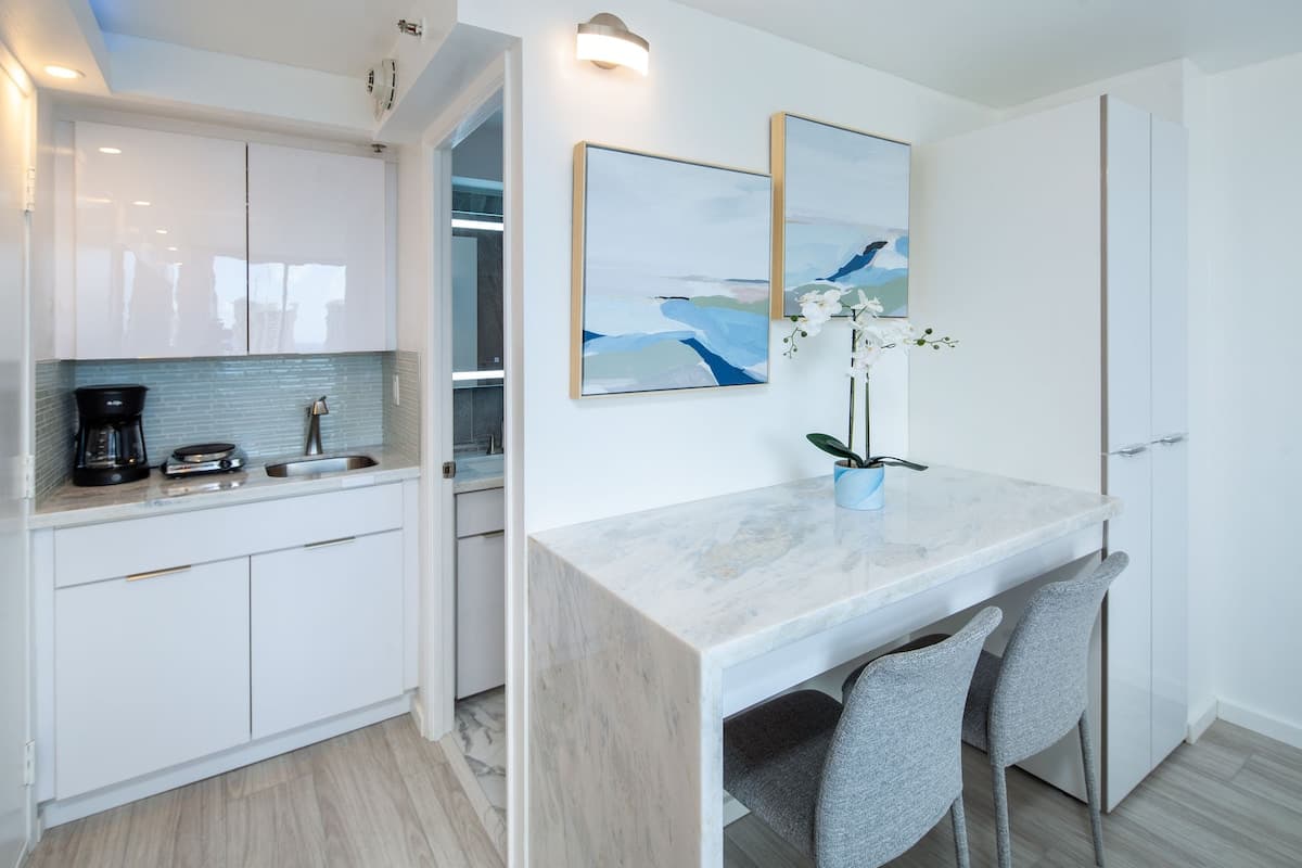 Full Ocean and Waikiki View Modern Studio - Photo 3