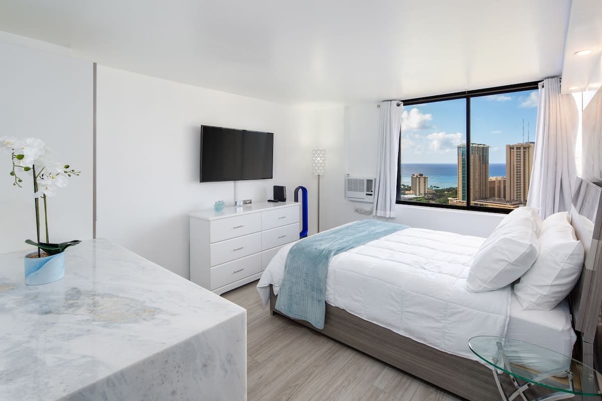 Full Ocean and Waikiki View Modern Studio - Photo 1