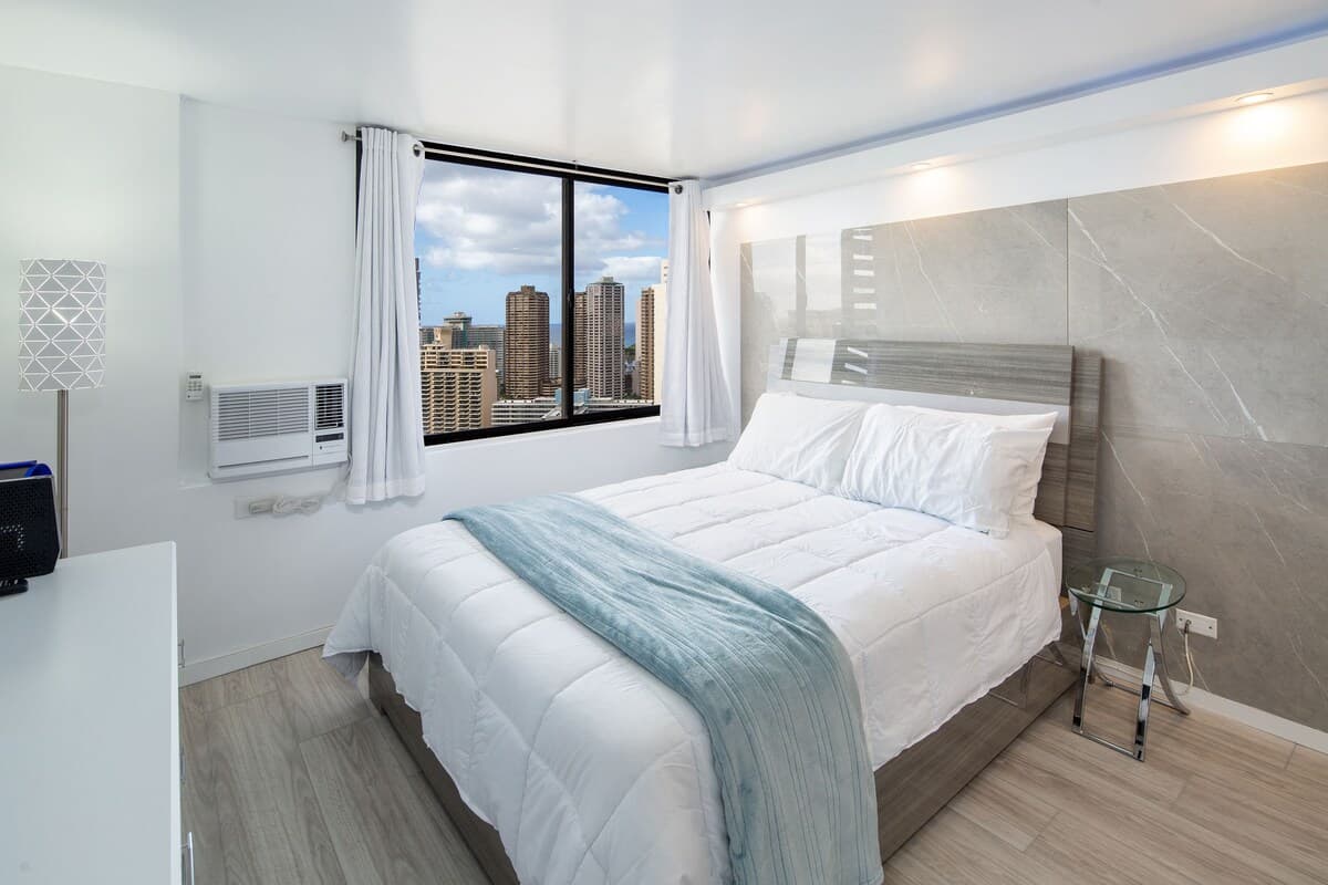 Full Ocean and Waikiki View Modern Studio - Photo 4