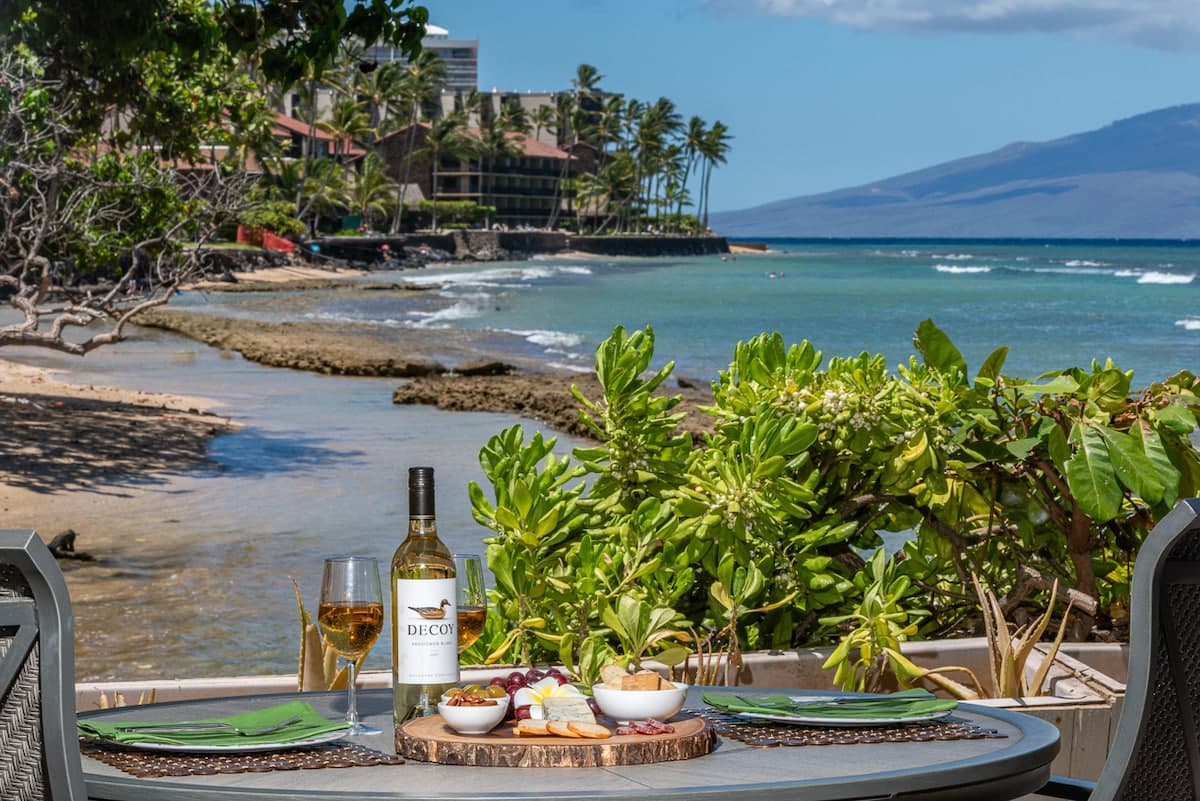 Condo in Lahaina · ★4.77 · 2 bedrooms · 5 beds · 1 bath - Photo 1