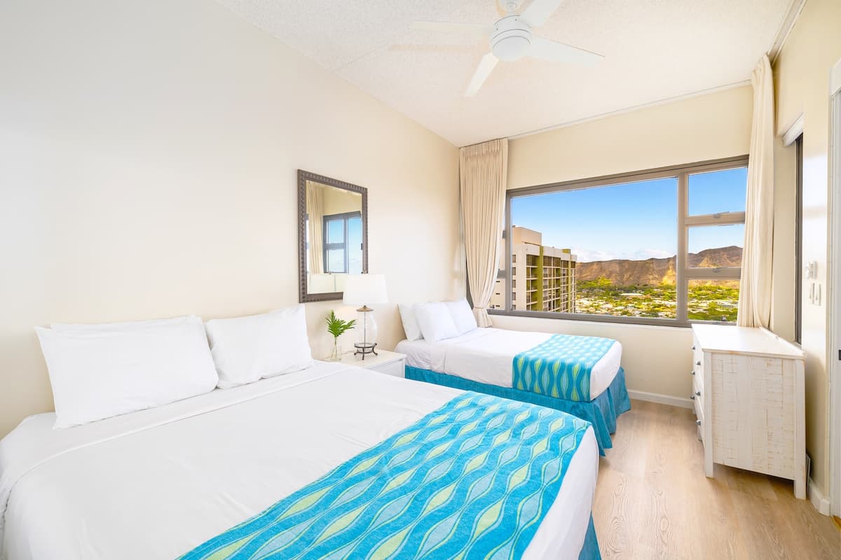 Condo in Honolulu · ★4.84 · 1 bedroom · 3 beds · 1 private bath - Photo 2