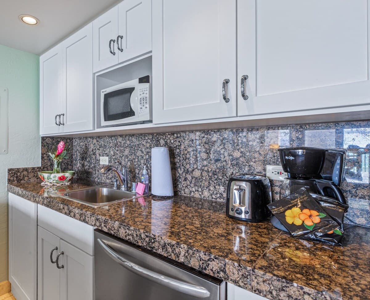 Condo in Lahaina · ★4.89 · 1 bedroom · 2 beds · 1 bath - Photo 5