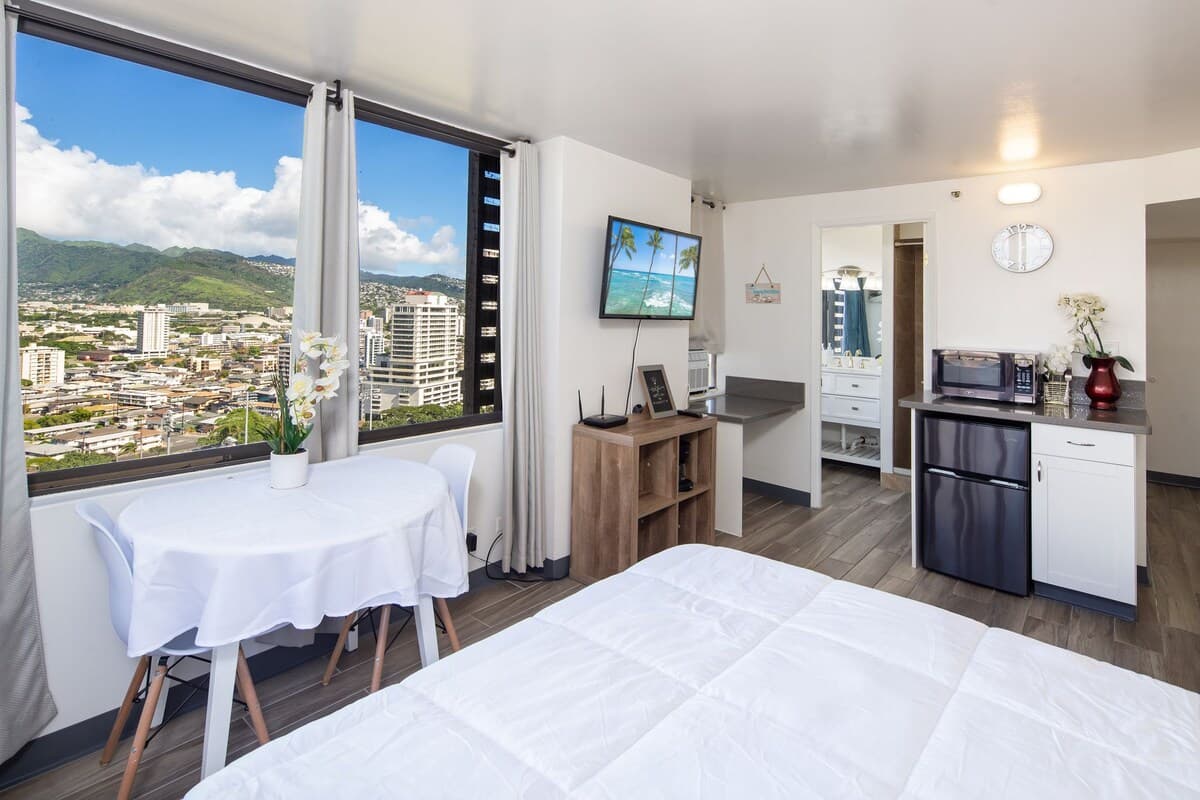 Condo in Honolulu · ★4.57 · Studio · 1 bed · 1 shared bath - Photo 4