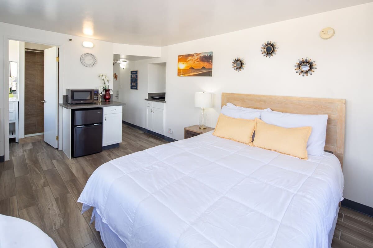 Condo in Honolulu · ★4.57 · Studio · 1 bed · 1 shared bath - Photo 2